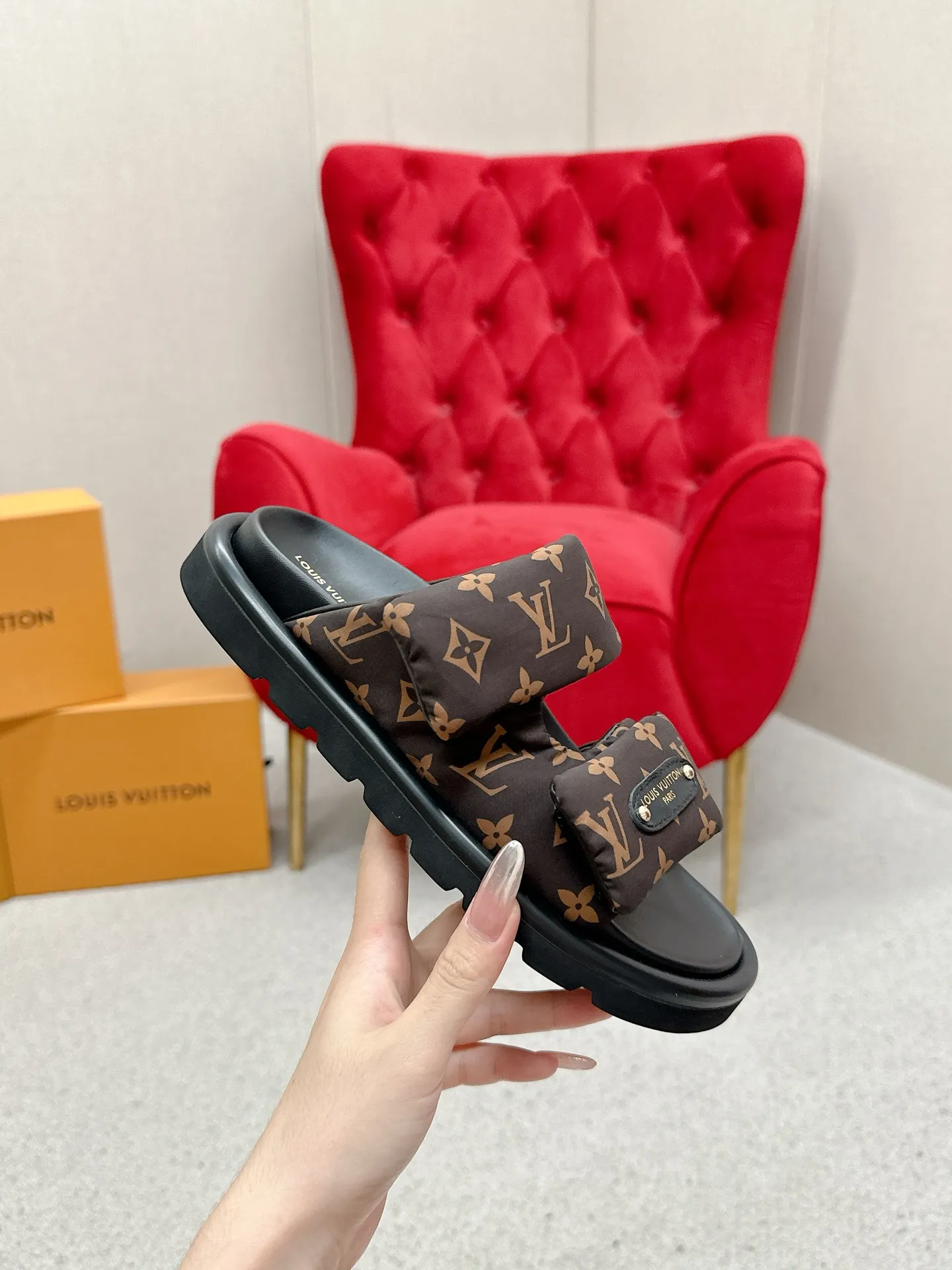 P340 yuan LV Louis Vuitton Full of high-end feel! A popular model among bloggers at home and abroad, it’s retro and fashionable, and looks stunning on your feet! Mainly recommended model on the official website★ ━━━━━ ЅᏇєєt ━━━━━ ▪️Upper: original calfskin ➕5D printing process ▪️Inner: imported mixed sheepskin ▪️Outsole: original molded foam outsole ▪️Size: Female 35-40 Men's 39-44 (women's 41 men's 45)